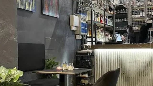 77977089-1.webp