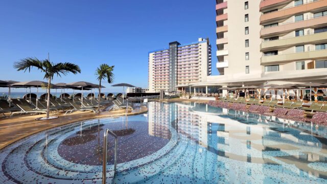 Hard-Rock-Hotel-Tenerife-Piscina-Splash-carousel-photos.jpg