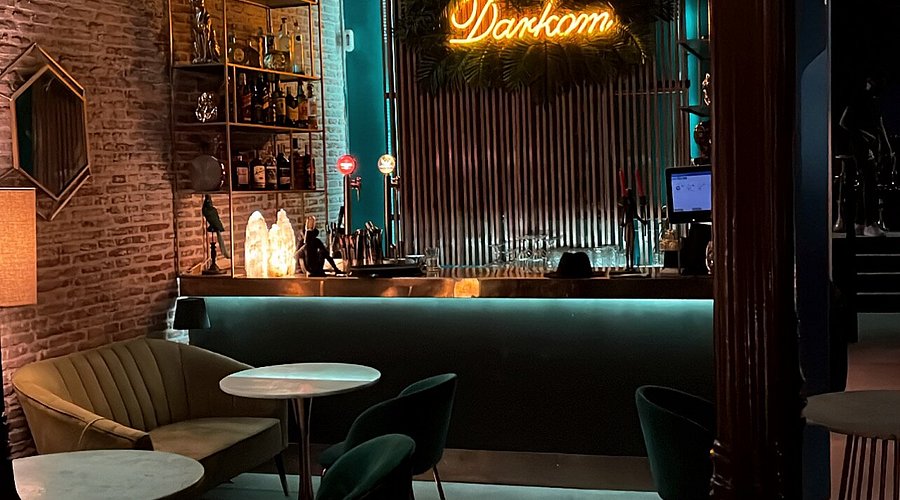 darkom-lounge.jpg