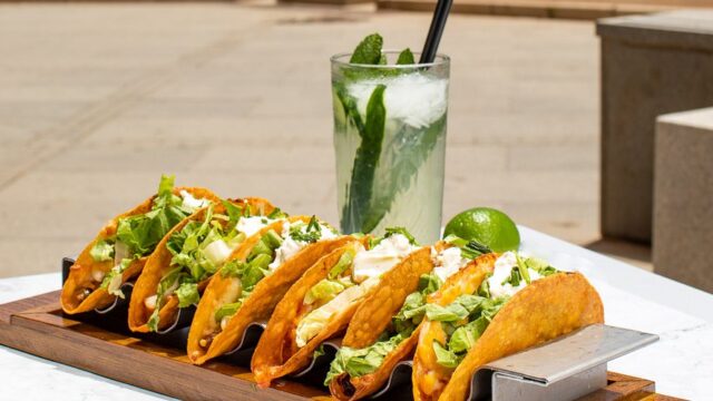 junto-al-mar-unos-tacos.jpg