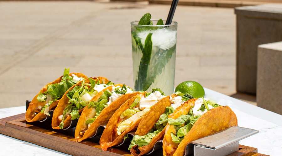 junto-al-mar-unos-tacos.jpg