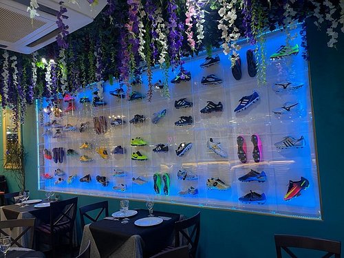 nuestra-pared-con-botas.jpg